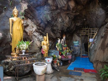 Chiang Rai, Tayland - 29 Temmuz 2017: İç Tham pha jom altın tapınak mağarada üzerinde 29 Temmuz 2017 yılında Chiang rai, Tayland.