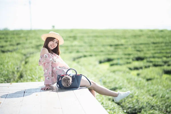 Meisje zit op balkon met thee boerderij achtergrond — Stockfoto