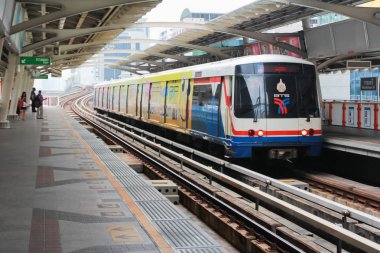 Bangkok - Ekim 30: Bir Bts Skytrain istasyonunda bir şehir merkezi 30 Ekim 2012 Bangkok Tayland gezginler kurulu. Tay başkentin Bts raylı toplu taşıma.