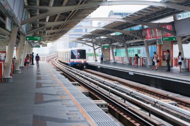 Bangkok - Ekim 30: Bir Bts Skytrain istasyonunda bir şehir merkezi 30 Ekim 2012 Bangkok Tayland gezginler kurulu. Tay başkentin Bts raylı toplu taşıma.