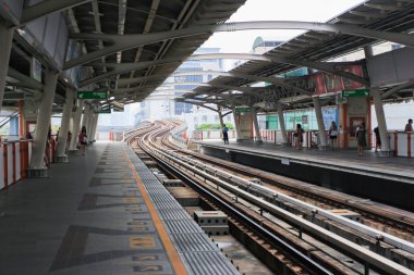 Bangkok - Ekim 30: Bir Bts Skytrain istasyonunda bir şehir merkezi 30 Ekim 2012 Bangkok Tayland gezginler kurulu. Tay başkentin Bts raylı toplu taşıma.