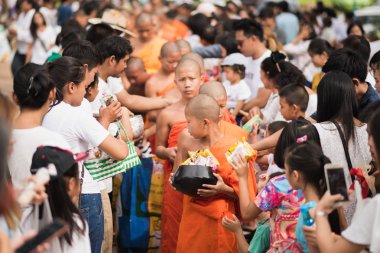 Lampang, Tayland - 9 Temmuz 2017: 9 Temmuz 2017 Lampang, Tayland tarihinde kimliği belirsiz kişi gıda rahipler Devo geleneğinde sunuyoruz. Tak yarasa Devo Budist oruç sonunda geleneğidir.