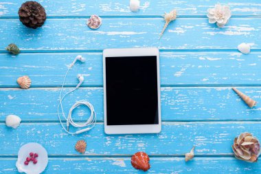 Yaz kavramı, kabukları ile ipad, ahşap arka plan üzerinde kulaklık
