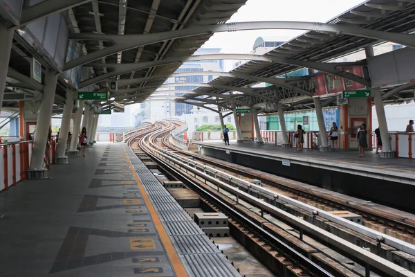 Bangkok Octubre Los Viajeros Abordan Skytrain Bts Una Estación Del — Foto de Stock