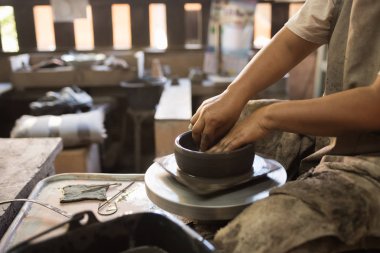 potter'ın elleri yumuşak kil toprak bir pot kazanmak için şekillendirme