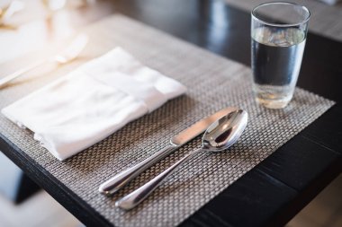 Yuvarlak masa restoranda servis