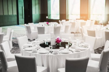 Yuvarlak masa restoranda servis