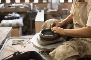 potter'ın elleri yumuşak kil toprak bir pot kazanmak için şekillendirme