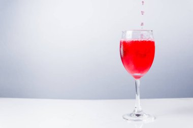 beyaz zemin üzerine kırmızı şarap ile izole cam