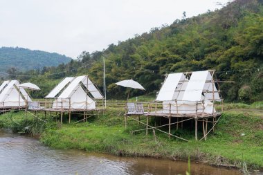 Grup ile açık kamp için beyaz çadır