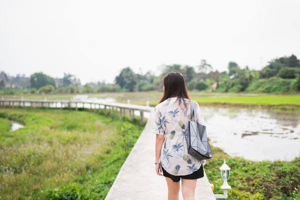 Asia lonely girl promenader på vita bron — Stockfoto