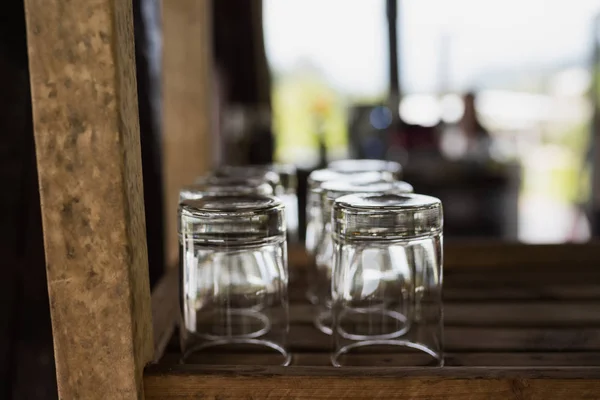 Víz üveg, fa asztal — Stock Fotó