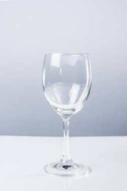 Beyaz backgeound izole camına asma