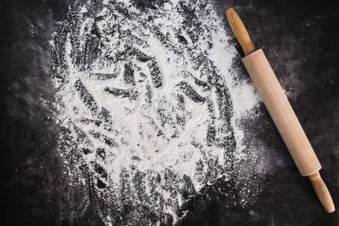 Arka plan ile oklava un ile kabartma. Karanlık t