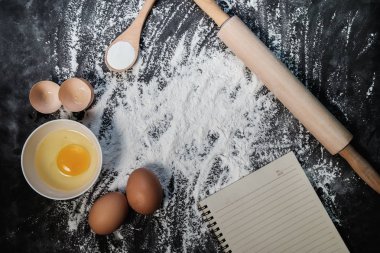 Arka plan kitap ile oklava ile pişirme. Karanlık ta