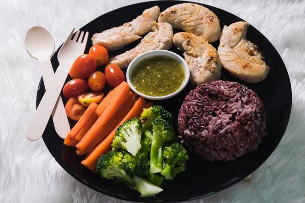 Alimentos limpios, pechugas de pollo a la parrilla y verduras . — Foto de Stock