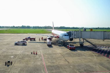Uçak chiang rai, Tayland-11 Aralık 2017: destek hizmeti ve transfer yolcu, bu resim için Airasia uçak stoptu yakalama Havaalanı bekleme salonu