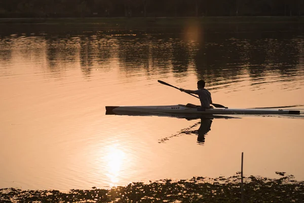 Chiang Rai Tailandia Marzo 2018 Hombre Que Entrena Velas Kayak — Foto de Stock