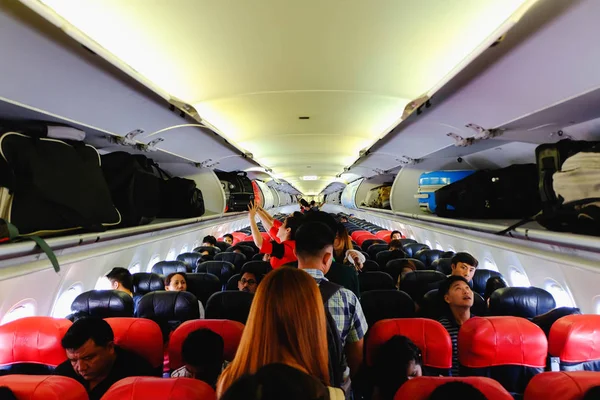 Samolot chiang rai, Tajlandia-11 grudnia 2017: stop Airasia samolot dla usługi pomocy technicznej i transferu pasażerów, to zdjęcie było uchwycić Lotnisko czeka Hall — Zdjęcie stockowe