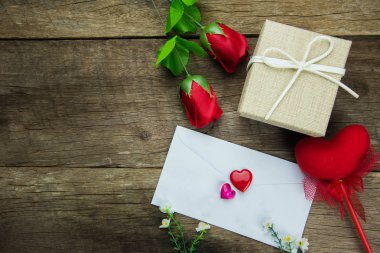 Kırmızı gül mesaj kart ile. Sevgililer günü görüntüsünü