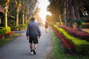 yaşlı adam parkta egzersiz yürüyüş