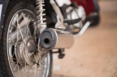 Kırmızı benzin tankı kamyon