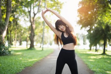 Germe ve çalıştırılmaya hazırlanıyor genç spor kadın