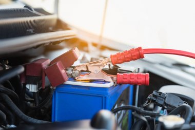 Pil şarj aktaracak ölü bir pil gücüne güç kabloları