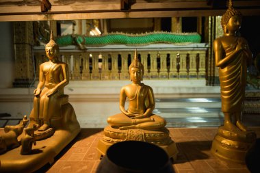 Tayland Tapınağı'nda altın buddha heykeli