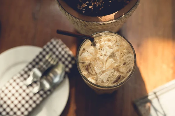 Kopi es di meja kayu di restoran — Stok Foto