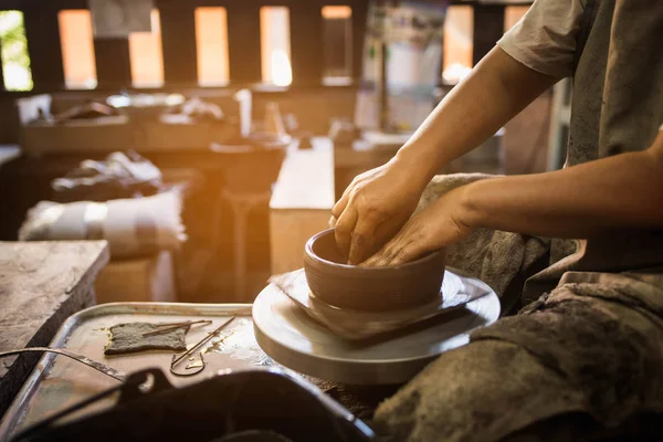 Potter je ruce tvarování měkké hlíny aby hliněném hrnci — Stock fotografie