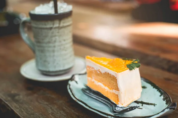 Gâteau orange sur le fond en bois — Photo