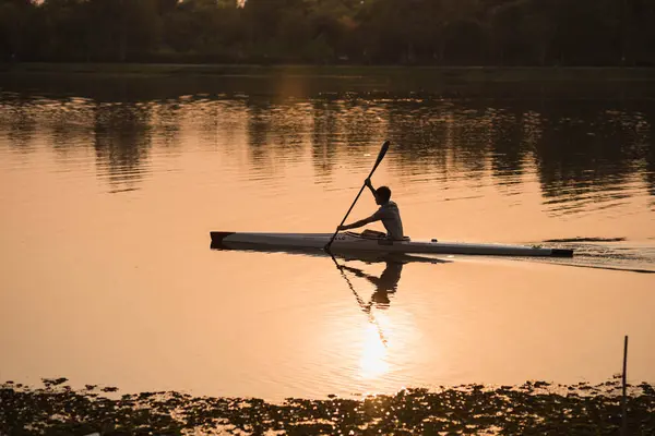 Chiang rai, Tailandia, marzo de 2018: El kayak remo navega el atardecer del río — Foto de Stock