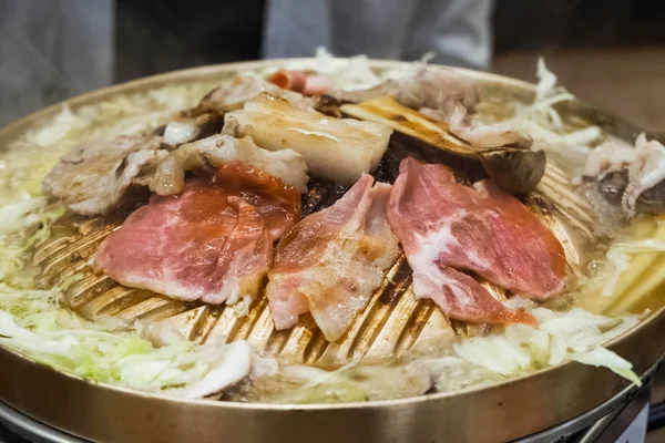 Rebanada de carne cruda para barbacoa o yakiniku de estilo japonés —  Fotos de Stock