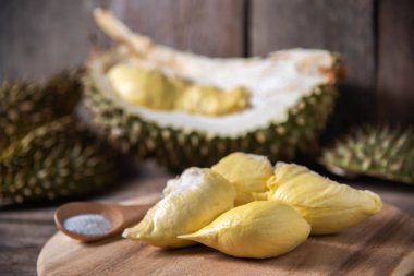 Rustik ahşap masa üzerinde Tayland Durian meyve