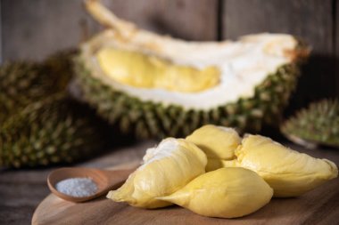 Rustik ahşap masa üzerinde Tayland Durian meyve
