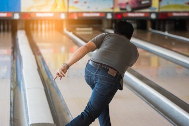 Bowling oynarken adam