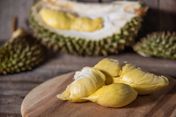 Durian owoców w Tajlandii na stół z rustykalnym drewna — Zdjęcie stockowe