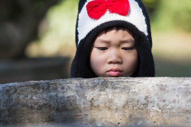 Asya sevimli çocuk şapkası ile portresi