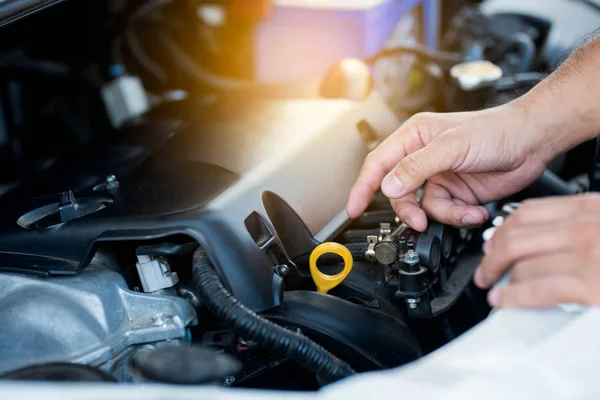 O homem que verifica e repara a máquina do carro — Fotografia de Stock