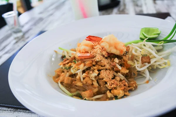 Pad Thai on the dish, thai food concept — стоковое фото