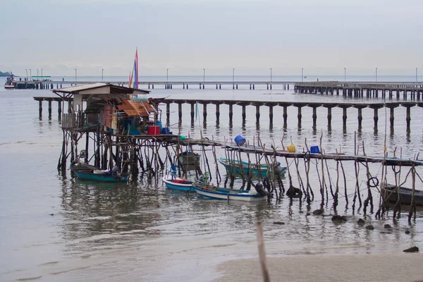 El puente de madera en la playa en el mar — Foto de Stock