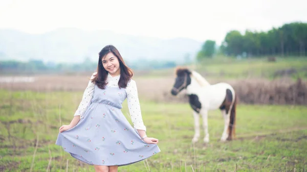 アジアの女の子旅行美しい場所と馬の背景の肖像画 — ストック写真