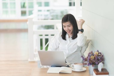 Çalışan kadınlar dizüstü bilgisayarla çalışıyorlar ve ardıllardan memnunlar. 