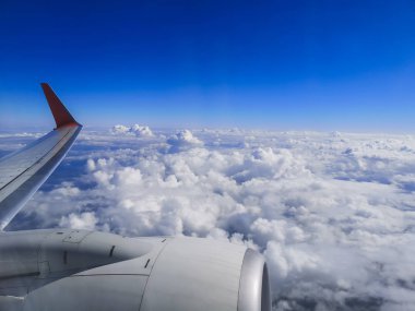 Bulutların üzerinde uçan uçak mavi gökyüzü