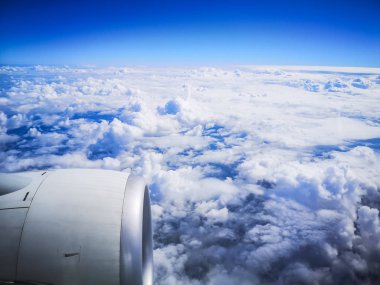 Bulutların üzerinde uçan uçak mavi gökyüzü