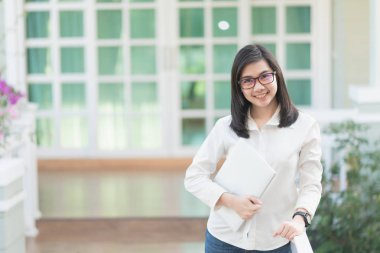 Dizüstü bilgisayar tutan çalışan kadınların portresi, iş konsepti