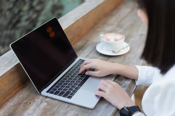 Mulheres que trabalham com laptop no café — Fotografia de Stock