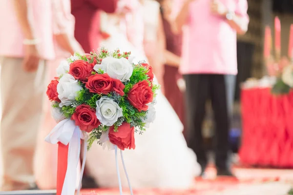 Primo piano di matrimonio fiori di rosa in hotel — Foto Stock