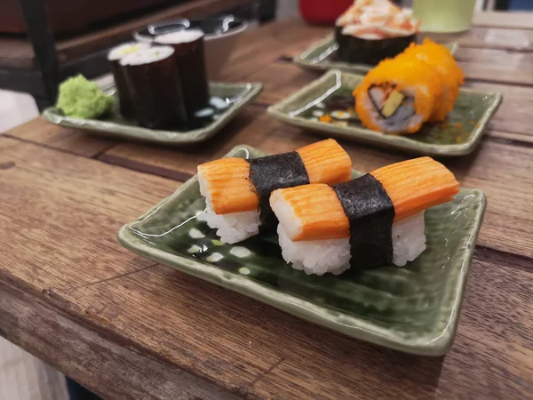 Japonya restoranındaki ahşap masada Japon yemeği suşisi. — Stok fotoğraf